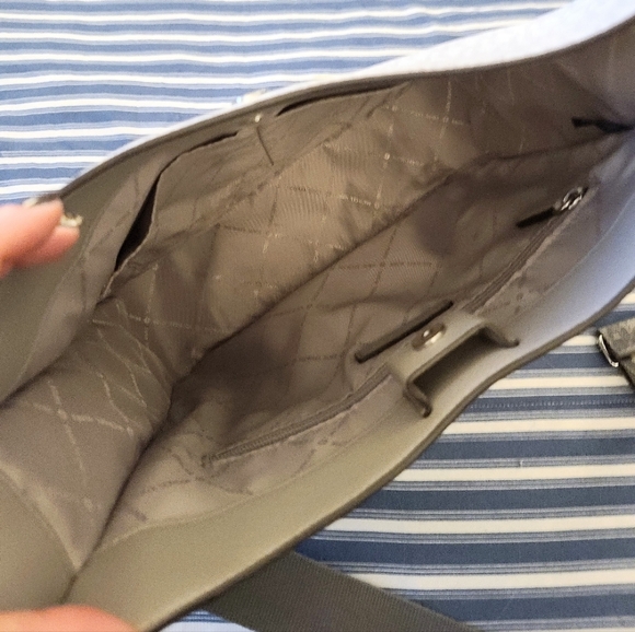 Michael Kors crossbody purse - Picture 3 of 5